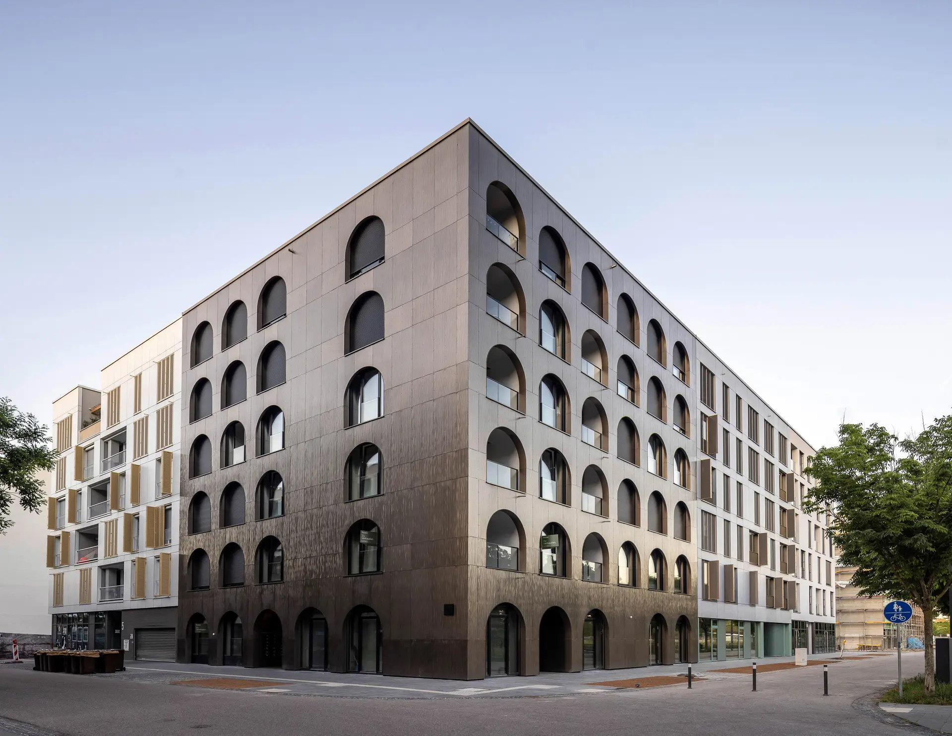 Designhaus Lakeview in Heilbronn: Fassade mit Rundbogenfenstern von Hadi Teherani Architects